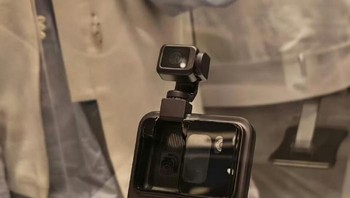 Honor pertama kali menggoda keberadaan Robot Phone pada awal 2025 sebagai smartphone dengan kamera gimbal yang dipasang pada lengan robotik di bagian belakang perangkat. Mekanisme ini memungkinkan kamera utama “keluar” dari bodi ponsel dan bergerak secara mandiri, mirip gimbal eksternal seperti DJI Osmo Pocket, tetapi terintegrasi langsung ke dalam smartphone. Foto: Weibo