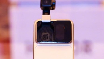 Honor menyiapkan tiga warna: Black, White, dan Gold. Bergantung pada varian, bagian belakang menggunakan material kulit sintetis (faux leather) atau kaca (glass back). Opsi material ini memengaruhi bobot dan sensasi premium saat digenggam. Foto: Weibo