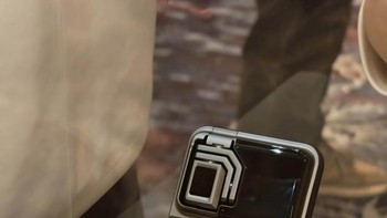 Desain bodi belakang Robot Phone sendiri menarik perhatian karena mirip dengan iPhone 17 Pro: rangka aluminium dengan jendela kaca besar di bawah modul kamera horizontal. Kamera gimbal robotik tersembunyi di area cekung dan akan keluar secara otomatis ketika fitur diaktifkan. Foto: Weibo