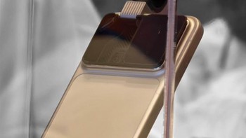 Fitur paling menonjol tentu kamera robotik yang dapat bergerak secara mandiri berkat integrasi kecerdasan buatan (AI). Honor menyebutkan bahwa gimbal robotik ini mampu: melacak subjek secara otomatis, bergerak mengikuti arah gerakan objek, mengarahkan lensa ke wajah pengguna meski ponsel diletakkan di meja, hingga melakukan star tracking untuk memotret langit malam. Foto: Weibo