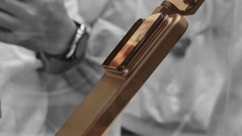 Di Honor User Carnival—perayaan ulang tahun tahunan Honor—pengunjung mendapat kesempatan menyaksikan prototipe Robot Phone dari jarak dekat. Beberapa unit dipajang di balik kaca, memperlihatkan desain, warna, serta mekanisme kamera yang menjadi sorotan utama. Foto: Weibo