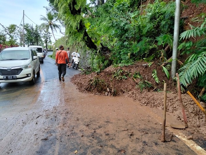Hujan deras yang mengguyur wilayah Kecamatan Sukasada menyebabkan terjadinya longsor di Desa Gitgit pada Kamis (20/11/2025) sekitar pukul 14.20 Wita. (Pemkab Buleleng)