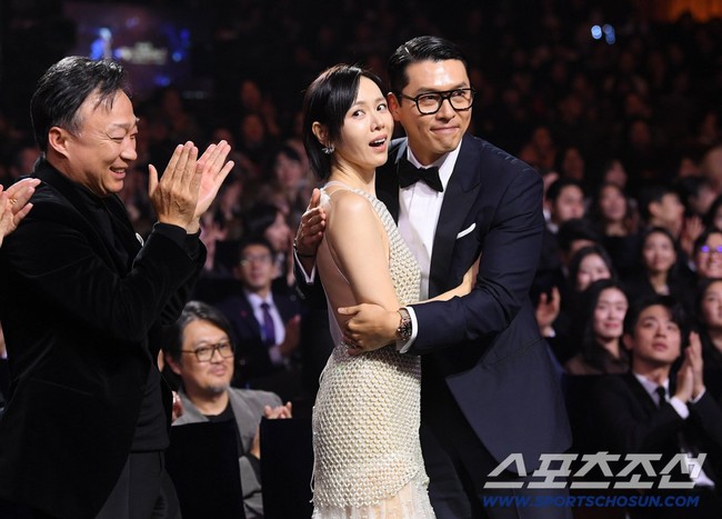 Sebaliknya Son Ye Jin mengatakan bahwa Kim Tae Pyong (nama asli Hyun Bin) dan putra mereka, Kim Woo Jin sebagai dua pria yang paling dicintainya saat menerima piala Best Actress. Foto: dok. Sports Chosun