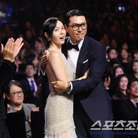 Sebaliknya Son Ye Jin mengatakan bahwa Kim Tae Pyong (nama asli Hyun Bin) dan putra mereka, Kim Woo Jin sebagai dua pria yang paling dicintainya saat menerima piala Best Actress. Foto: dok. Sports Chosun