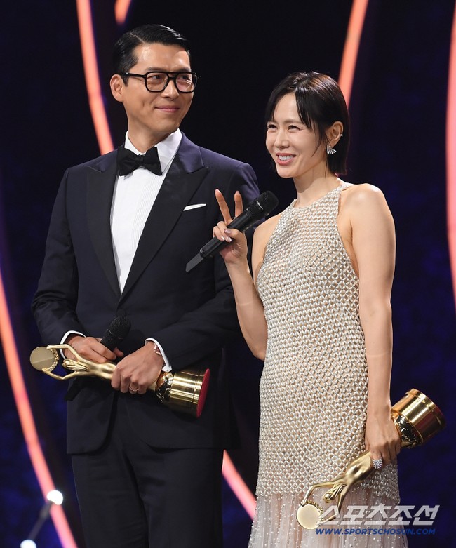 Baik Hyun Bin dan Son Ye Jin meraih penghargaan Popularity Award. Tak hanya itu, keduanya juga dinobatkan sebagai Best Actor dan Best Actress. Foto: dok. Sports Chosun