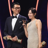 Baik Hyun Bin dan Son Ye Jin meraih penghargaan Popularity Award. Tak hanya itu, keduanya juga dinobatkan sebagai Best Actor dan Best Actress. Foto: dok. Sports Chosun