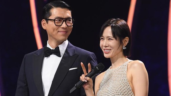 Gemes Banget! 7 Momen Mesra Hyun Bin & Son Ye Jin di Blue Dragon Awards