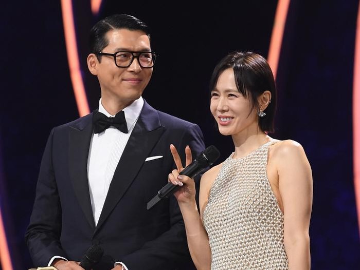 Hyun Bin dan Son Ye Jin kompak borong piala di Blue Dragon Film Awards 2025.