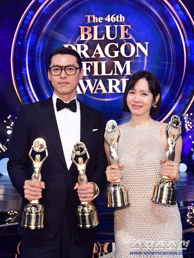 Hyun Bin dan Son Ye Jin membuktikan statusnya sebagai power couple di industri hiburan Korea. Pasangan suami istri itu sukses memborong piala di ajang Blue Dragon Film Awards 2025. Foto: dok. Sports Chosun