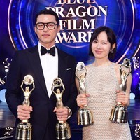Hyun Bin dan Son Ye Jin membuktikan statusnya sebagai power couple di industri hiburan Korea. Pasangan suami istri itu sukses memborong piala di ajang Blue Dragon Film Awards 2025. Foto: dok. Sports Chosun