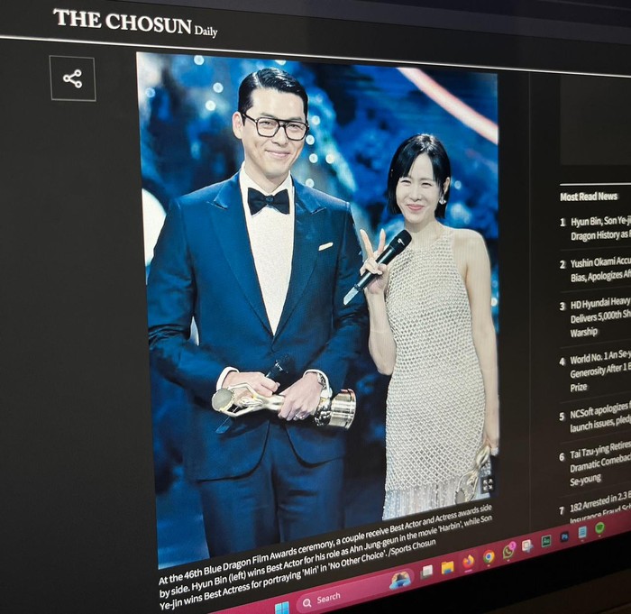 Hyun Bin dan Son Ye Jin saat menghadiri 46th Blue Dragon Film Awards pada Rabu (19/11/2025) malam. Foto asli dalam artikel yang dipotret milik Sports Chosun.