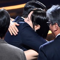 Penggemar sontak heboh melihat momen romantis Hyun Bin dan Son Ye Jin di Blue Dragon Film Awards 2025. Keduanya berbagi pelukan setiap salah satu diumumkan sebagai pemenang. Foto: dok. Twitter @sonyejinpics