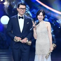 Malam itu, Hyun Bin tampil menawan dalam balutan tuxedo hitam, kacamata, dan dasi kupu-kupu. Sementara Son Ye Jin anggun dengan potongan rambut bob, memakai gaun semi transparan. Foto: dok. Twitter @sonyejinpics
