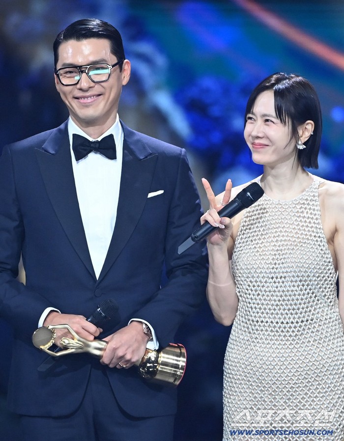 Hyun Bin dan Son Ye Jin menghadiri Blue Dragon Film Awards 2025.