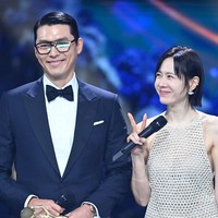 Dalam pidato kemenangannya, sang aktor menyebut Son Ye Jin dan putra mereka sebagai sumber kekuatannya. Foto: dok. Twitter @sonyejinpics