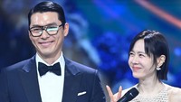 Keluarga Hyun Bin Terciduk Liburan di Disneyland, Mode Ayah Siaga Jaga Anak