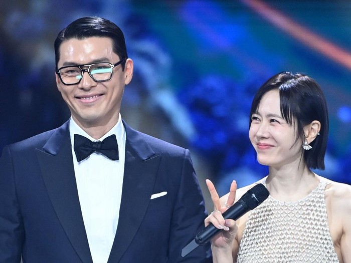 Hyun Bin dan Son Ye Jin menghadiri Blue Dragon Film Awards 2025.