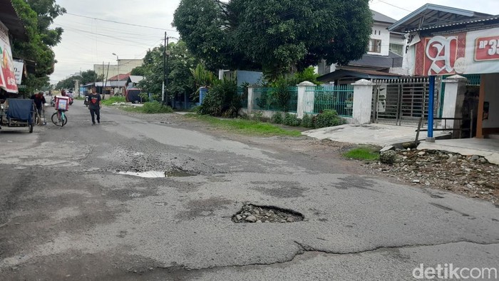 Jalan Pelita VI, Kota Medan yang berlubang di beberapa titik. (Rechtin Hani Ritonga/detikSumut)