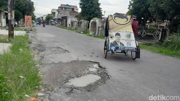 Jalan Pelita VI, Kota Medan yang berlubang di beberapa titik. (Rechtin Hani Ritonga/detikSumut)