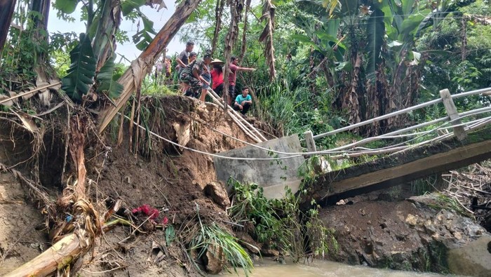 Jembatan ambruk di Desa Talunrejo, Kecamatan Bluluk, Lamongan ambruk karena pondasi digerus air sungai yang naik
