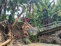 Jembatan Penghubung di Lamongan Ambruk, Warga Harus Berputar 5 Km
