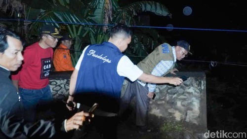 Sekda Juaini Taofik bersama BPBD mengecek jembatan putus di Desa Perigi, Kecamatan Suela, Lombok Timur NTB, Rabu (19/11/2025) malam.