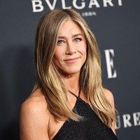 Jennifer berpose sendirian di red carpet,  namun Jim mendampinginya selama acara berlangsung. Kehadiran Jim di dalam venue menjadi dukungan langsung bagi Jennifer yang malam itu didapuk sebagai salah satu penerima penghargaan. Foto: Getty Images for ELLE