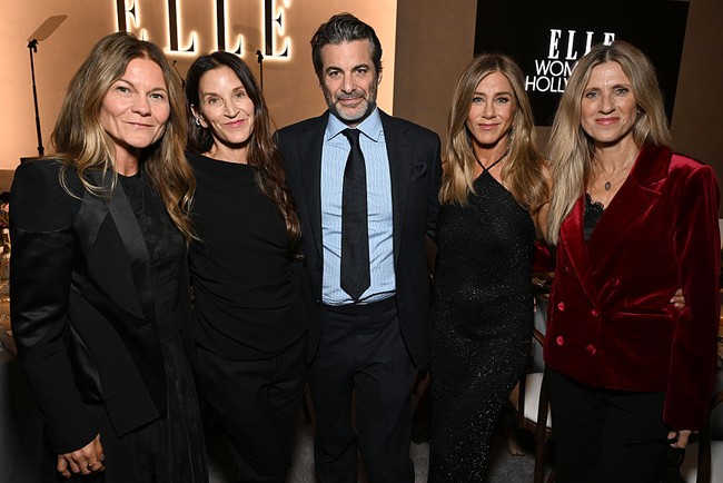 Bintang serial ‘Friends’ tersebut tampil ditemani kekasih saat menerima penghargaan di acara ELLEs 2025 Women in Hollywood Celebration pada Senin (17/11/2025). November. Momen ini menandai kali pertama mereka tampil sebagai pasangan di publik. Foto: Getty Images for ELLE