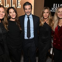 Bintang serial ‘Friends’ tersebut tampil ditemani kekasih saat menerima penghargaan di acara ELLEs 2025 Women in Hollywood Celebration pada Senin (17/11/2025). November. Momen ini menandai kali pertama mereka tampil sebagai pasangan di publik. Foto: Getty Images for ELLE