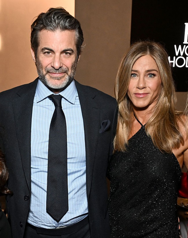 Hampir dua minggu setelah Jennifer Aniston resmi mengonformasi hubungan asmaranya dengan ahli hipnotis Jim Curtis lewat Instagram, pasangan ini akhirnya debut bersama di acara publik. Foto: Getty Images for ELLE