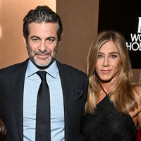 Hampir dua minggu setelah Jennifer Aniston resmi mengonformasi hubungan asmaranya dengan ahli hipnotis Jim Curtis lewat Instagram, pasangan ini akhirnya debut bersama di acara publik. Foto: Getty Images for ELLE