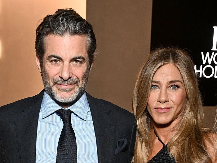 Jim Curtis dan Jennifer Aniston, mengenakan busana Ralph Lauren, menghadiri Perayaan Wanita di Hollywood 2025 ELLE yang dipersembahkan oleh Ralph Lauren dan Bvlgari dengan dukungan dari evian, Hendricks Gin, dan Lucid Motors pada 17 November 2025 di Los Angeles, California.