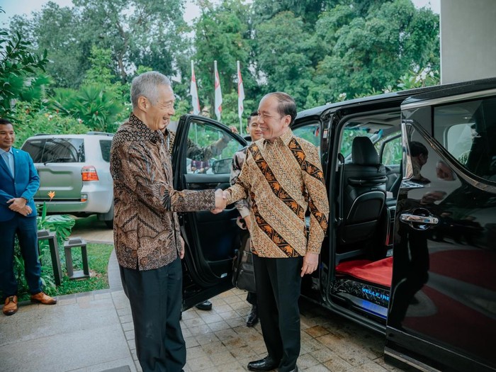 Presiden ke-7 RI Joko Widodo (Jokowi) dan eks Perdana Menteri Singapura Lee Hsien Loong saat bertemu di Singapura, Kamis (20/11/2025).