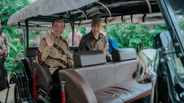 Jokowi Presiden ke-7 RI Joko Widodo (Jokowi) dan eks Perdana Menteri Singapura Lee Hsien Loong saat bertemu di Singapura, Kamis (20/11/2025).