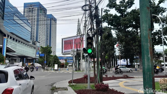 Kabel semrawut di persimpangan Jalan Perintis Kemerdekaan dan Jalan Putri Hijau, Kota Medan. (Rechtin Hani Ritonga/detikSumut)