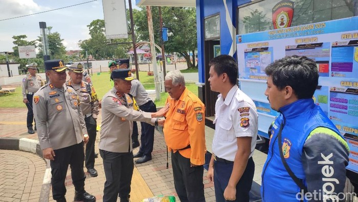Kapolda Jabar saat memantau Pos Alun-alun Ciamis jelang operasi Nataru Lodaya 2025.