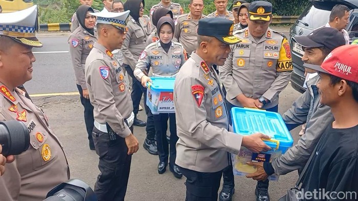 Kapolda Jawa Barat, Irjen Pol. Rudi Setiawan menyerahkan bantuan kepada relawan tim ganjel di tanjakan Gentong Tasikmalaya.