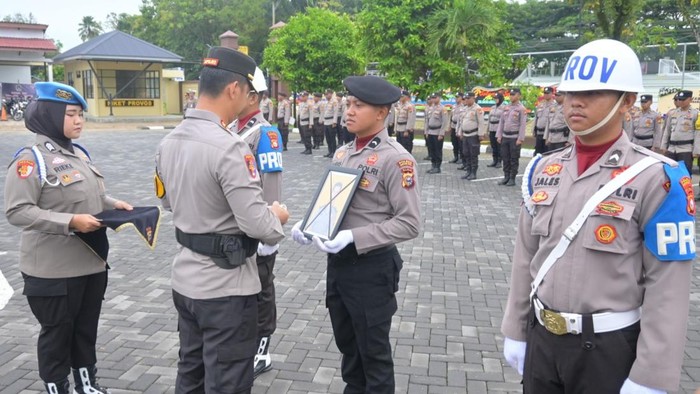 Kapolres Inhu, AKBP Fahrian Siregar saat mencoret foto Bripka Heru. (Dok Humas Polres Inhu)