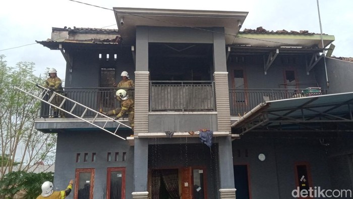 Penampakan rumah bertingkat yang terbakar di Dusun/Desa Cokro, Tulung, Klaten, Kamis (20/11/2025).