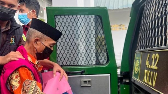 Kejaksaan Negeri (Kejari) Bulukumba, Sulawesi Selatan (Sulsel), menetapkan mantan Direktur PDAM Bulukumba berinisial ANJ (60) sebagai tersangka kasus dugaan korupsi pengelolaan keuangan dan aset perusahaan tahun 2021-2024 yang merugikan negara Rp 443 juta.