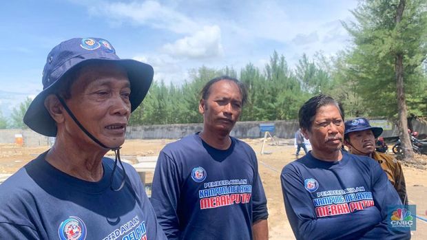 Kementerian Kelautan dan Perikanan meninjau pembangunan Kampung Nelayan Merah Putih di Pantai Baru, Desa Poncosari, Bantul, Yogjakarta, Kamis (20/11/2025). (CNBC Indonesia/Fergi Nadira)