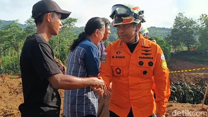 Kepala Basarnas Marsekal Madya TNI Mohammad Syafii menemui keluarga korban longsor yang masih hilang di Desa Cibeunying, Kecamatan Majenang, Kabupaten Cilacap, Kamis (20/11/2025).