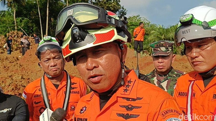 Kepala Basarnas RI, Marsekal Madya TNI Mohammad Syafii memberikan keterangan usai memimpin apel operasi pencarian korban longsor Desa Cibeunying, Kecamatan Majenang, Cilacap, Kamis (20/11/2025).