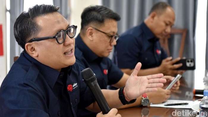 Dr Ahmad Fadhli (kiri), Dr Bramastyo Bontas Prastowo dan Rahman Toha Budiharto, MA memberikan pemaparan hasil survei public mood masyarakat Indonesia di Kantor Adidaya Institute, Jakarta. Survei Adidaya Institute menggambarkan suasana hati masyarakat atau public mood atas sejumlah isu sosial yang muncul selama sebulan belakangan. Antara lain, kinerja Wakil Presiden Gibran Rakabuming Rakka, ijazah Presiden Jokowi dan rumor Prabowo-Gibran dua periode. Pada ketiga isu itu, mood public tampak sangat dinamis menyikapi isu-isu yang paling mengundang polemik tersebut.