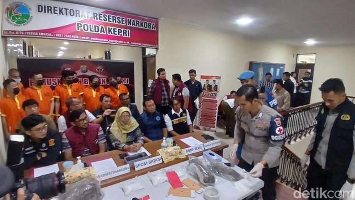 Keterangan Foto: -Ditresnarkoba Polda Kepri tangkap 13 pengedar narkoba di Batam selama Oktober 2025. (Alamudin/detikSumut)