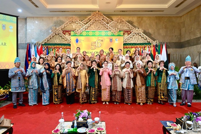 Ketua Umum (Ketum) Tim Penggerak Pemberdayaan dan Kesejahteraan Keluarga (TP PKK), Tri Tito Karnavian mengapresiasi bazar amal tahunan ke-56 Women’s International Club (WIC)