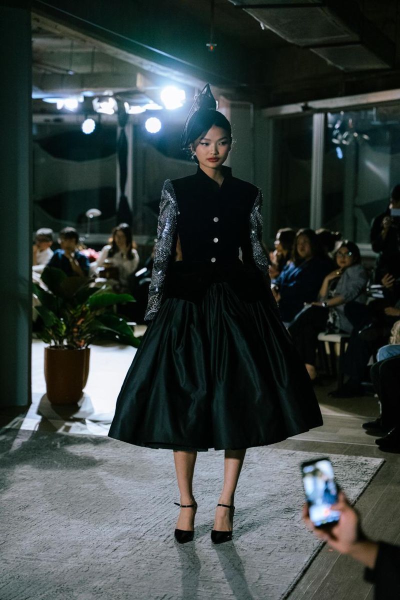 Koleksi Yosafat Dwi Kurniawan 15 Tahun Berkaya 'Time Dilation' Koleksi Yosafat Dwi Kurniawan 15 Tahun Berkaya 'Time Dilation'