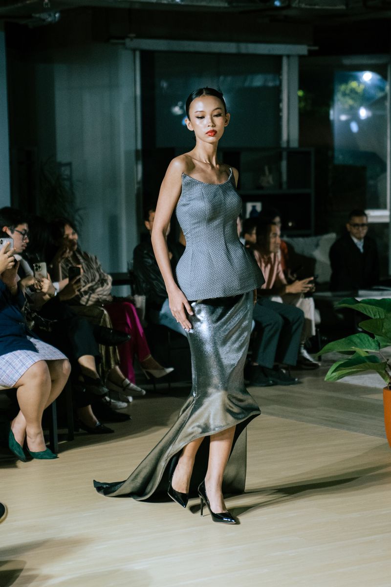 Koleksi Yosafat Dwi Kurniawan 15 Tahun Berkaya 'Time Dilation' Koleksi Yosafat Dwi Kurniawan 15 Tahun Berkaya 'Time Dilation'