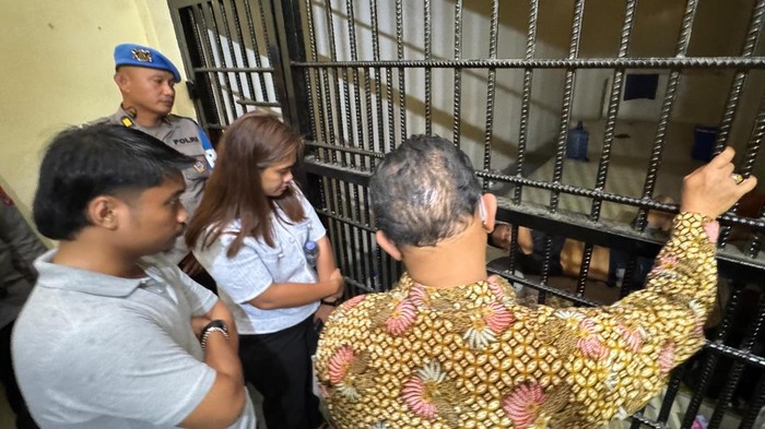 Komisioner Kompolnas Choirul Anam melihat langsung Briptu YS menjalani hukuman penempatan khusus (patsus) di Polda Sulteng, pada Rabu (19/11).