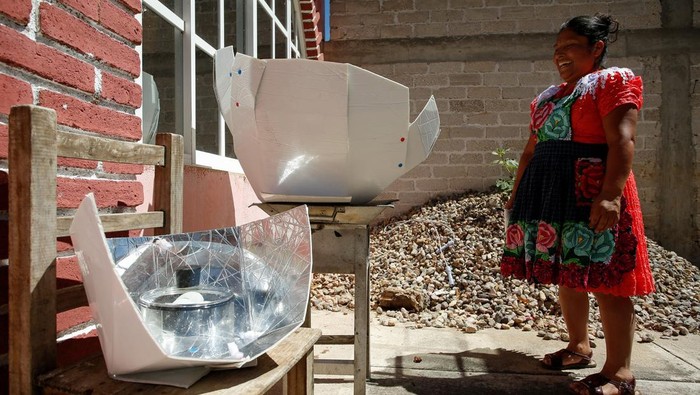 Zapotec woman Rosa Garcia Hernandez cooks on a solar stove as part of 'Cocineras Solares' (Solar Cooks), a grassroots project promoting clean energy, health and environmental protection across more than 50 communities in the state of Oaxaca, in San Miguel del Valle, Mexico, October 28, 2025. REUTERS/Jorge Luis Plata